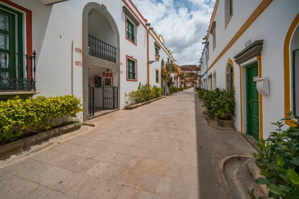 Malerische Gasse in Puerto de Mogan