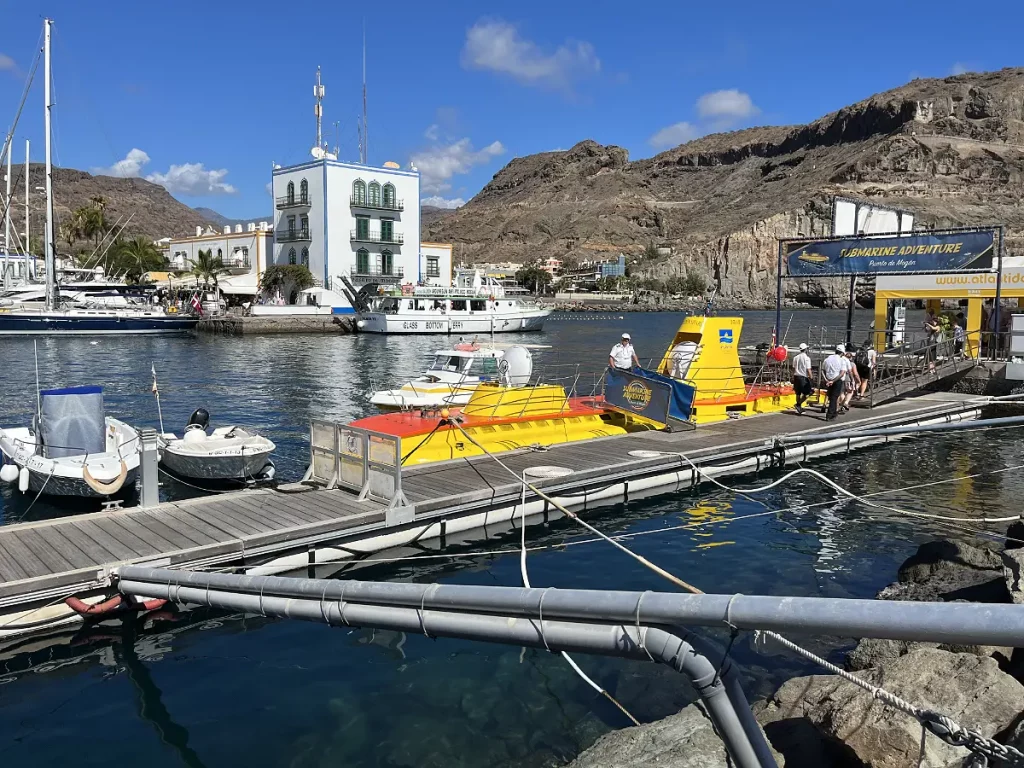 U-Boot am Anleger in Puerto de Mogan