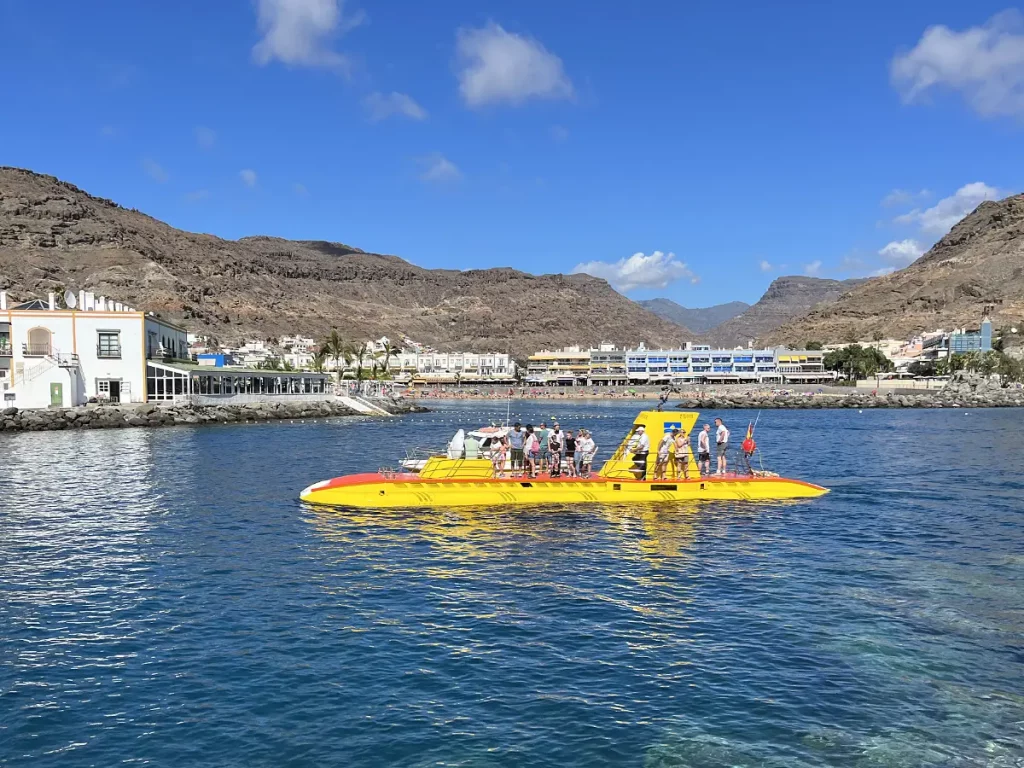 U-Boot im Hafen von Puerto de Mogan