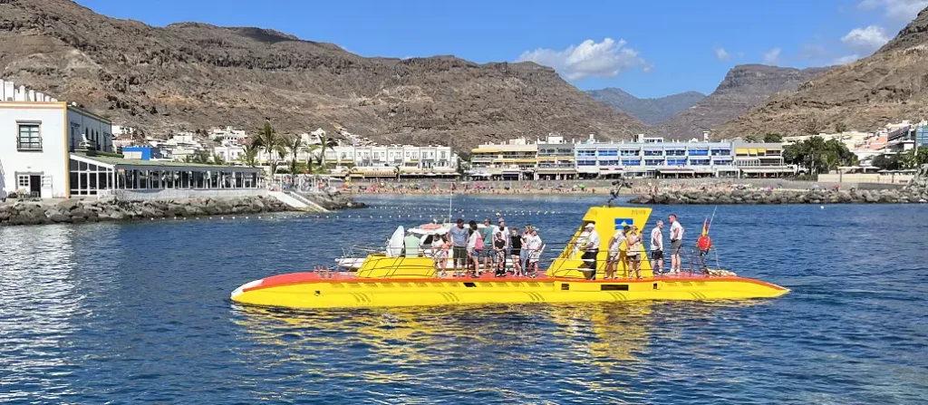 U-Boot im Hafen von Puerto de Mogan vor dem Anlegen