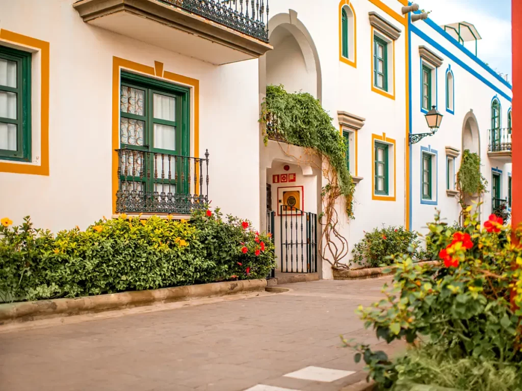 Häusergasse in Puerto de Mogan