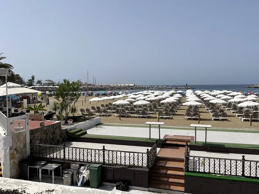 Der Strand von Puerto Rico auf Gran Canaria